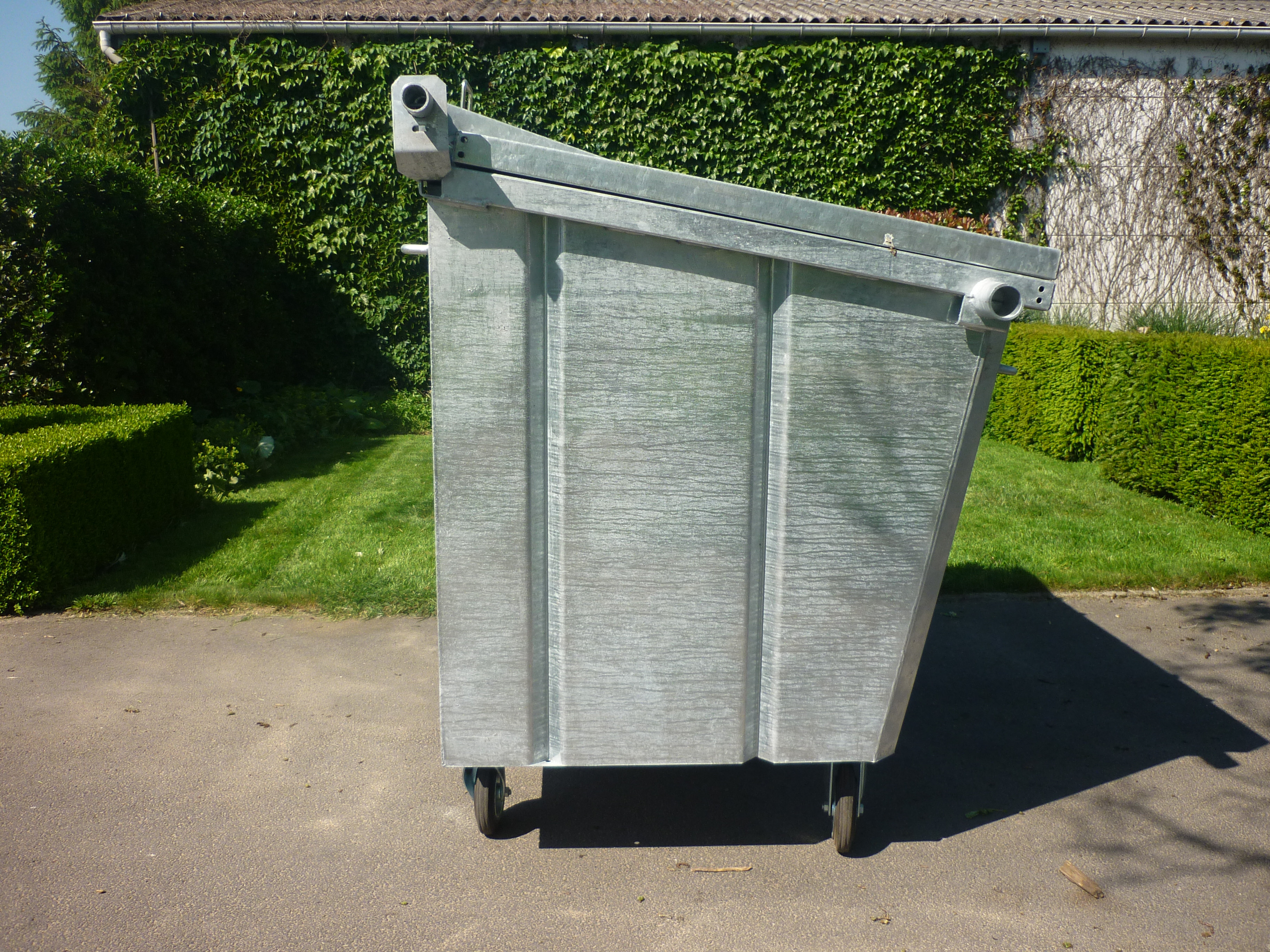 Rolcontainer 2500L zijkant.jpg