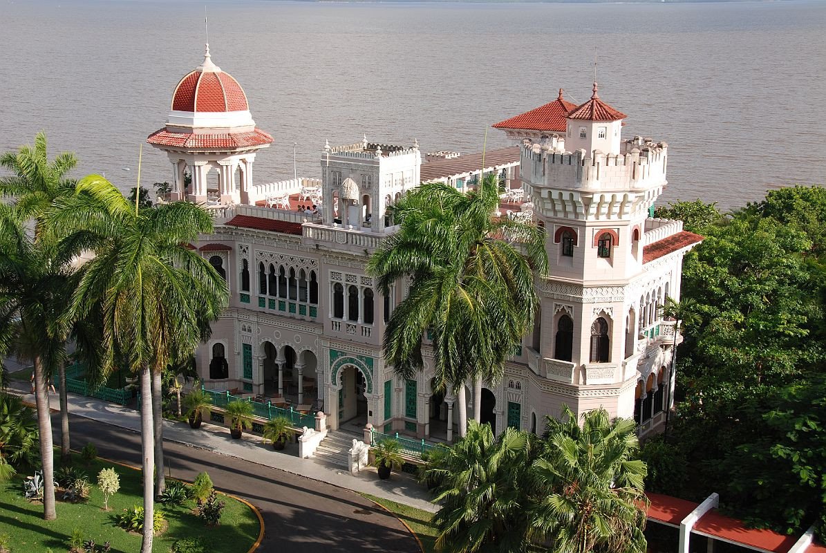 Palacio-Valle-Outside-at-Cienfuegos-.jpg