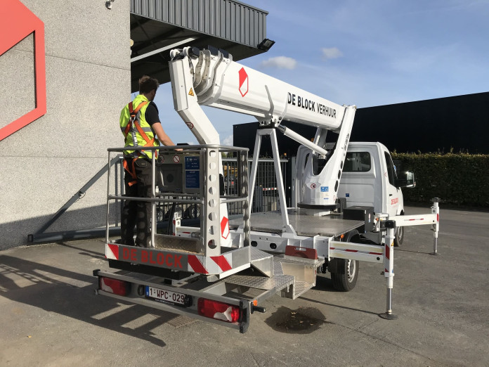 Hoogwerker Op Vrachtwagen Wh 25 M Rijbewijs B De Block Verhuur
