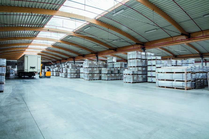 groot magazijn paletten en oplegger_891x0.jpg